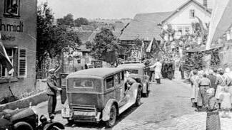 Kronprinz Ruprecht kam 1932 auf seinem Weg nach Bad Brückenau auch durch Geroda. Überall auf der Strecke gab's „Weck und Würscht“ gratis für die Bevölkerung. Die zwei Häuser (im Vordergrund) der jüdischen Familien Goldschmidt (Manufaktur) und Strauss (Lebensmittel) waren beflaggt. - Kronprinz Ruprecht kam 1932 auf seinem Weg nach Bad Brückenau auch durch Geroda. Überall auf der Strecke gab's „Weck und Würscht“ gratis für die Bevölkerung. Die zwei Häuser (im Vordergrund) der jüdischen Familien Goldschmidt (Manufaktur) und Strauss (Lebensmittel) waren beflaggt. Kronprinz Ruprecht kam 1932 auf seinem Weg nach Bad Brückenau auch durch Geroda. Überall auf der Strecke gab's „Weck und Würscht“ gratis für die Bevölkerung. Die zwei Häuser (im Vordergrund) der jüdischen Familien Goldschmidt (Manufaktur) und Strauss (Lebensmittel) waren beflaggt. - Kronprinz Ruprecht kam 1932 auf seinem Weg nach Bad Brückenau auch durch Geroda. Überall auf der Strecke gab's „Weck und Würscht“ gratis für die Bevölkerung. Die zwei Häuser (im Vordergrund) der jüdischen Familien Goldschmidt (Manufaktur) und Strauss (Lebensmittel) waren beflaggt.