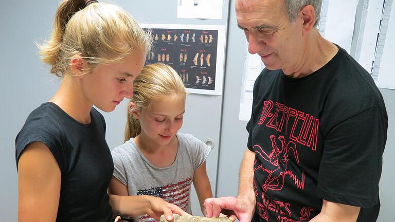 Lucy Rost und Nathalie Bauer haben einen prähistorischen Fund gemacht, den Hobby-Paläontologe Michael Henz erläutert Foto: Doris Bauer - Lucy Rost und Nathalie Bauer haben einen prähistorischen Fund gemacht, den Hobby-Paläontologe Michael Henz erläutert Foto: Doris Bauer Lucy Rost und Nathalie Bauer haben einen prähistorischen Fund gemacht, den Hobby-Paläontologe Michael Henz erläutert Foto: Doris Bauer - Lucy Rost und Nathalie Bauer haben einen prähistorischen Fund gemacht, den Hobby-Paläontologe Michael Henz erläutert Foto: Doris Bauer