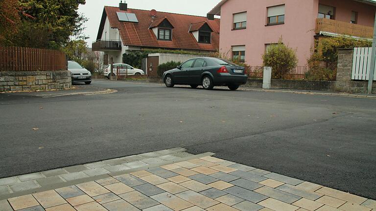 Die Angerstraße in Karlstadt ist die nächste, die saniert wird. Im Vordergrund das Ende der bereits sanierten Kapuzinerstraße.