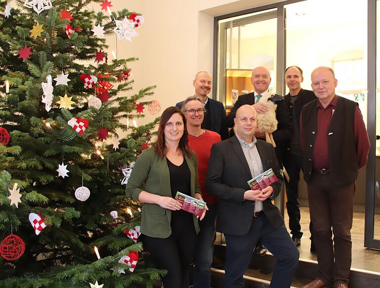 Vorstellung des Umweltbildungsprogramm für 2020 mit (von links) Jennifer Rother (Rhön GmbH), Joachim Schneider (Umweltbildungsstätte Oberelsbach), Klaus Spitzl, Michael Dohrmann, Landrat Thomas Habermann, Claus Schenk und Michael Geier. Vorstellung des Umweltbildungsprogramm für 2020 mit (von links) Jennifer Rother (Rhön GmbH), Joachim Schneider (Umweltbildungsstätte Oberelsbach), Klaus Spitzl, Michael Dohrmann, Landrat Thomas Habermann, Claus Schenk und Michael Geier.