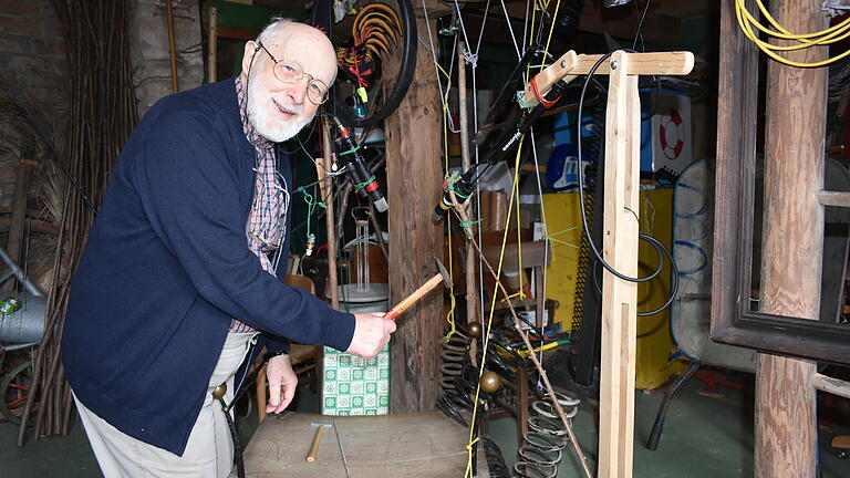 Die musikalische Kreativität von Winfried Huyer-May kennt kaum Grenzen. In seiner Burgläurer Kreativ-Scheune beherbergt er zahlreiche selbstgebaute Apparaturen, mit denen er Musik macht. Aktuell schreibt und produziert er Lieder über die Corona-Zeit.