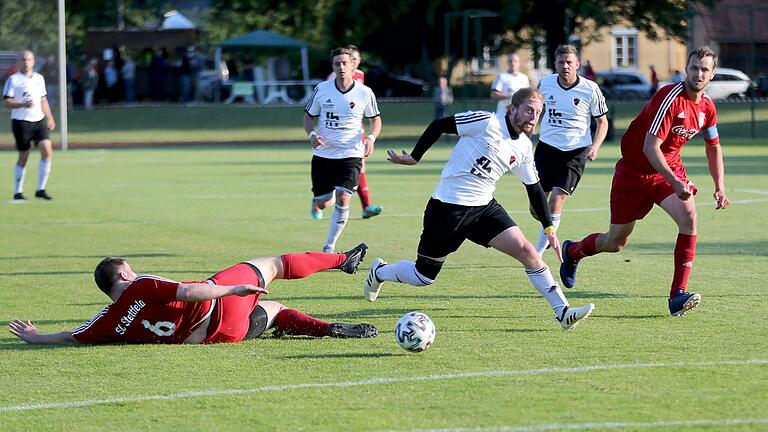 Der Burgpreppacher Jonas Käßer (Mitte) sowie die Stettfelder Daniel Full (links) und Andreas Bruchmann. Käßer leitete mit dem 1:2-Anschlusstreffer die Wende ein und machte mit dem 3:5 den Deckel drauf. Der Burgpreppacher Jonas Käßer (Mitte) sowie die Stettfelder Daniel Full (links) und Andreas Bruchmann. Käßer leitete mit dem 1:2-Anschlusstreffer die Wende ein und machte mit dem 3:5 den Deckel drauf.