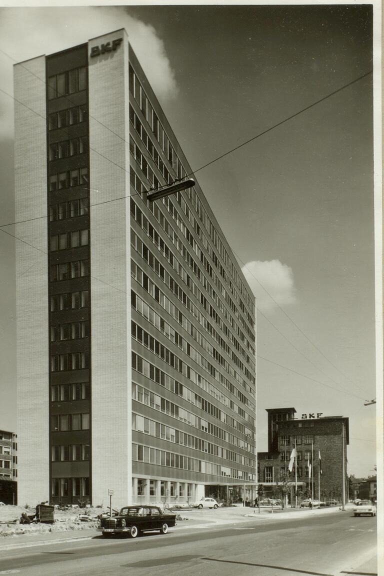  Das SKF-Verwaltungshochhaus wurde am 22. Juni 1962 offiziell übergeben. Diese Aufnahme ist an diesem Tag entstanden. Das SKF-Verwaltungshochhaus wurde am 22. Juni 1962 offiziell übergeben. Diese Aufnahme ist an diesem Tag entstanden. 