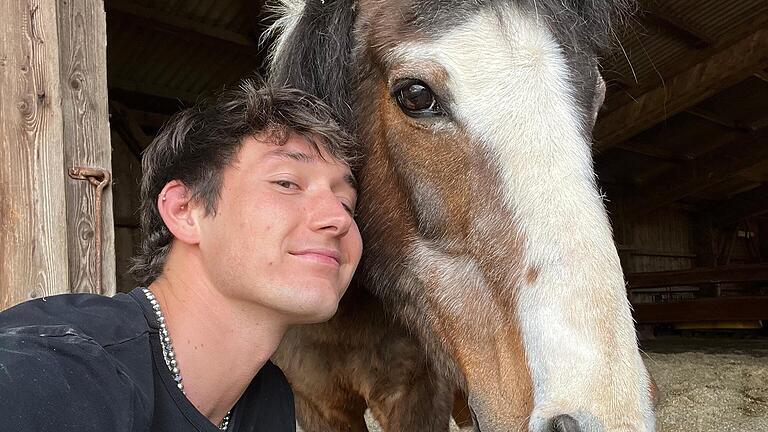 Auf dem Lebenshof Pegasus leben viele Tiere - Schweine, Katzen, Schafe, Pferde und Ponys, wie beispielsweise Amadeus. Influencer Tom Luca Schneider und Pony Amadeus verstanden sich auf Anhieb blendend. Auf dem Lebenshof Pegasus leben viele Tiere - Schweine, Katzen, Schafe, Pferde und Ponys, wie beispielsweise Amadeus. Influencer Tom Luca Schneider und Pony Amadeus verstanden sich auf Anhieb blendend.