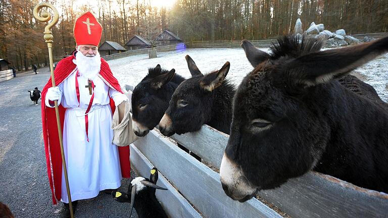 Gute Gaben für Kinder und Tiere: Am zweiten Advent kommt der Nikolaus in den Wildpark Klaushof nach Bad Kissingen. Gute Gaben für Kinder und Tiere: Am zweiten Advent kommt der Nikolaus in den Wildpark Klaushof nach Bad Kissingen.