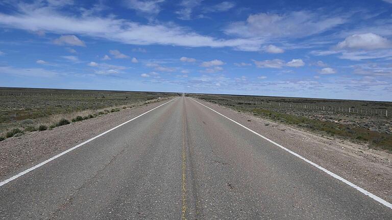 Mitten in der Pampa: Bei der Fahrt durch die steppenähnliche Landschaft hatte Manfred Wagner viel Zeit zum Nachdenken. Mitten in der Pampa: Bei der Fahrt durch die steppenähnliche Landschaft hatte Manfred Wagner viel Zeit zum Nachdenken.