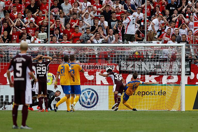 Der bislang letzte Sieg der Würzburger Kickers im DFB-Pokal-Wettbewerb: Elia Soriano erzielt 2016 das entscheidende 1:0 gegen Eintracht Braunschweig in der Verlängerung. Links im Bild mit der Rückennummer 29 der heutige Sportdirektor Sebastian Neumann. Der bislang letzte Sieg der Würzburger Kickers im DFB-Pokal-Wettbewerb: Elia Soriano erzielt 2016 das entscheidende 1:0 gegen Eintracht Braunschweig in der Verlängerung. Links im Bild mit der Rückennummer 29 der heutige Sportdirektor Sebastian Neumann.