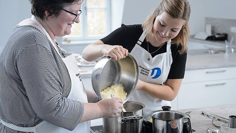 Festessen ganz ohne Fleisch       -  Gut vorzubereiten: Steinpilzrisotto im Wirsingmantel mit karamellisierten Karotten ist ein perfektes Rezept für vegetarische Feiertage Gerade an Weihnachten genießt man die besonderen Momente, wenn sich Familie und Freunde an einem Tisch versammeln. Sorgfältig wird im Vorfeld das Menü geplant und darauf geachtet, dass sich alles gut vorbereiten lässt. Schließlich möchte der Gastgeber nicht den ganzen Tag in der Küche stehen, sondern möglichst viel Zeit mit seinen Liebsten verbringen. Viele Menschen sind es zwar gewöhnt, dass es an Weihnachten Braten gibt oder zumindest Fisch. &bdquo;Aber es muss nicht immer Ente, Gans oder Wild sein&ldquo;, sagt Iris Graus, Hauswirtschaftsmeisterin beim Verbraucherservice Bayern in Würzburg.  Wie wäre es mal mit einem vegetarischen Weihnachtsmenü? Die Vorspeise ist ein leckerer Salat mit gratinierten Ziegenkäse. Als Hauptgericht serviert Iris Graus Steinpilzrisotto im Wirsingmantel mit karamellisierten Karotten. Das Dessert &ndash; Maronencreme &ndash; lässt sich gut bereits am Vorabend vorbereiten. Alles in allem steht man für dieses Menü, das auch optisch einiges her macht, gut zwei Stunden in der Küche. Zuerst die Steinpilze in warmem Wasser etwa 30 Minuten einweichen. &bdquo;Man kann auch frische Steinpilze verwenden, aber die getrockneten sind vom Geschmack her intensiver&ldquo;, sagt die Hauswirtschaftsmeisterin. Pilzsud auffangen, Pilze abtropfen lassen und fein hacken. Nun wird das Risotto gekocht. Dazu Zwiebeln, Knoblauch und eine Möhre in Butter anschwitzen. &bdquo;Ein gutes Risotto hat eine cremige, sämige Konsistenz und ist angenehm bissfest&ldquo;, erklärt Graus. Mit der richtigen Technik sei es gar nicht schwer, ein köstliches Risotto zu zaubern. Risotto-Reis hat ganz besondere Eigenschaften: rundliche Körner und einen hohen Stärkegehalt. &bdquo;Durch die runde Form wird der Reis gleichmäßig gar und durch die Stärke bekommt das Risotto seine Sämigkeit.&ldquo; Auf keinen Fall darf man den Reis vor der Zubereitung waschen, da so die Stärke vom Reis gespült wird. Die Cremigkeit ist dann dahin.  Den Risotto-Reis zugeben, umrühren und mit noch warmer Brühe ablöschen. Mit Salz und Pfeffer würzen. Jetzt die getrockneten Steinpilze und ihre Flüssigkeit zugeben. Nach und nach 750 Milliliter heiße Brühe und Wein zugießen, dabei immer wieder umrühren. Die Flüssigkeit immer erst zugießen, wenn der Reis die vorhandene Flüssigkeit aufgenommen hat. Das Risotto köchelt nun etwa 35 bis 40 Minuten leicht auf kleiner Flamme vor sich hin. &bdquo;Genau wie Milchreis muss Risotto immer wieder umgerührt werden.&ldquo; Zum Ende der Garzeit &ndash; nach etwa 25 Minuten &ndash; den geriebenen Käse zugeben. In der Zwischenzeit kann man den Salat waschen und vorbereiten und die Karotten putzen und in feine Streifen schneiden. Die Karotten werden einfach nur in Butter langsam angeschwitzt. &bdquo;Man gibt etwas Zucker hinzu, damit es leicht karamellisiert.&ldquo; Etwas Brühe angießen und zehn Minuten leicht köcheln lassen. Mit Salz, pfeffer und Essig abschmecken. Später, wenn man das Essen serviert, wärmt man die Karotten einfach kurz wieder auf. Jetzt Kohlkopf etwa fünf Minuten in kochendes Wasser legen, die äußeren Blätter ablösen. Kopf wieder ins Wasser geben und so insgesamt acht Blätter ablösen. &bdquo;Den restlichen Kohl können Sie am nächsten Tag anderweitig, zum Beispiel als Gemüse oder Beilage verwenden.&ldquo; Abgelöste Kohlblätter nochmals ins kochende Wasser geben und vier Minuten garen. Herausnehmen und abtropfen lassen. Eine Metallschüssel (zwei Liter Inhalt) ausfetten und so mit den Kohlblättern auslegen, dass einige Blätter zur Hälfte über den Schüsselrand hängen. Risotto in die Schüssel füllen, Blätter überklappen. Nun im vorgeheizten Backofen 15 Minuten backen. &bdquo;Das Backen kann man erst kurz vor dem Servieren machen.&ldquo; Theoretisch kann man das Risotto schon am Vortag vorbereiten &ndash; das ist sehr entspannt. Risotto aus dem Ofen nehmen, auf eine Platte stürzen und in Tortenstücke schneiden. Tortenstücke und Möhren auf Tellern anrichten, mit Sesam bestreuen und mit Thymian garnieren.