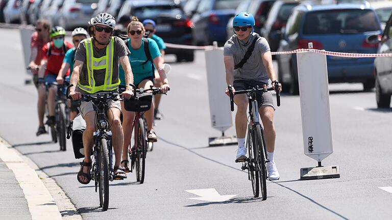 Ein temporärer Radweg in der Saalgasse sollte zeigen, dass dort Rad- und Autoverkehr nebeneinander existieren können. Würzburg ist eine von bundesweit 24 Städten, in denen am Fronleichnamstag kurzzeitig als Demonstration Pop-up-Fahrradwege eingerichtet wurden.