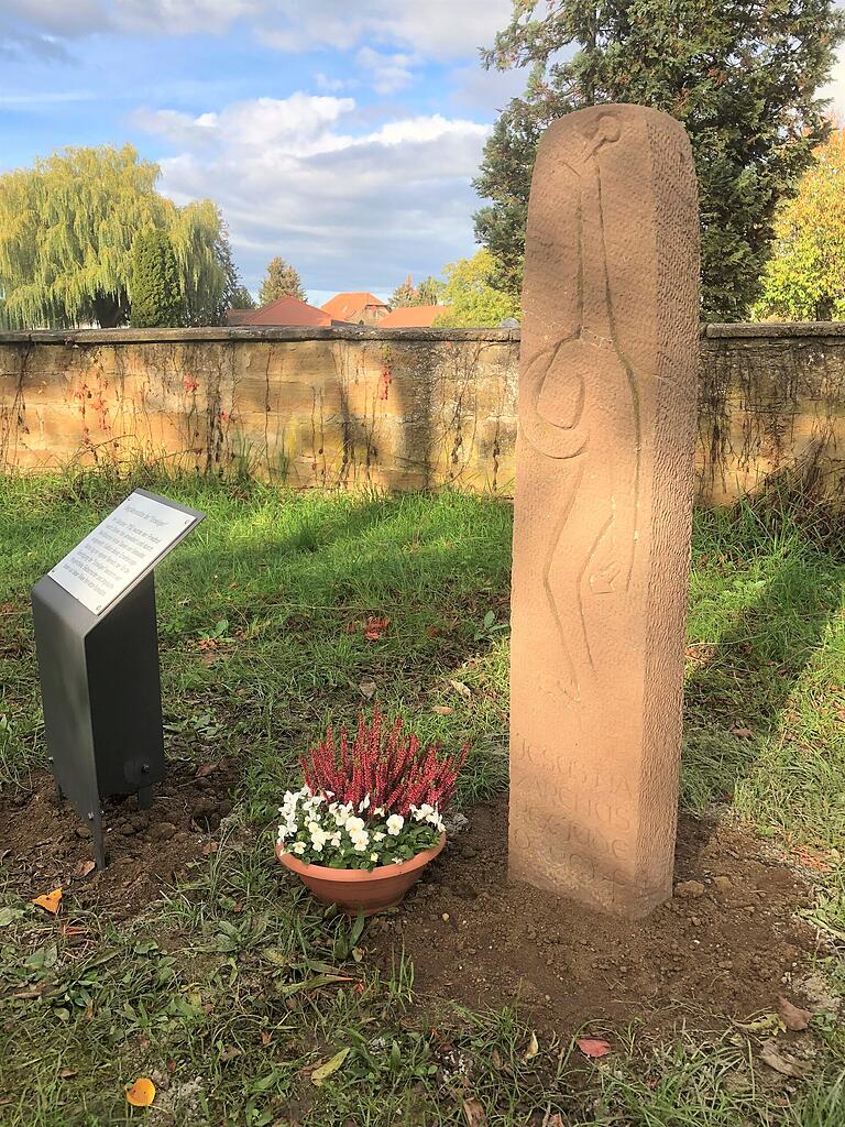 Die Stele ist ein Werk des jung verstorbenen Gerolzhöfer Bildhauers Erich Leuner. Dessen Bruder Hans Leuner hat den Bildstock dem Stadtmuseum geschenkt. Die Stele ist ein Werk des jung verstorbenen Gerolzhöfer Bildhauers Erich Leuner. Dessen Bruder Hans Leuner hat den Bildstock dem Stadtmuseum geschenkt.
