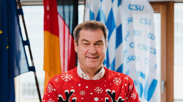 Söder feiert vierten Advent im Rentierpullover.jpeg       -  Bayerns Ministerpräsident Markus Söder verlost seine getragenen Weihnachtspullis.