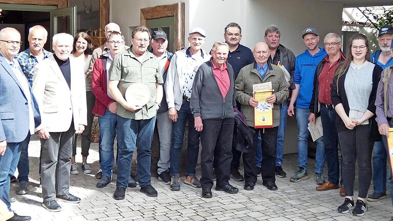 24 Vereinsvertreter folgten der Einladung des Kreisverbandes zur Delegiertenversammlung nach Nüdlingen, wo neben Berichten auch Neuwahlen und Ehrungen über die Bühne gingen. - 24 Vereinsvertreter folgten der Einladung des Kreisverbandes zur Delegiertenversammlung nach Nüdlingen, wo neben Berichten auch Neuwahlen und Ehrungen über die Bühne gingen. 24 Vereinsvertreter folgten der Einladung des Kreisverbandes zur Delegiertenversammlung nach Nüdlingen, wo neben Berichten auch Neuwahlen und Ehrungen über die Bühne gingen. - 24 Vereinsvertreter folgten der Einladung des Kreisverbandes zur Delegiertenversammlung nach Nüdlingen, wo neben Berichten auch Neuwahlen und Ehrungen über die Bühne gingen.
