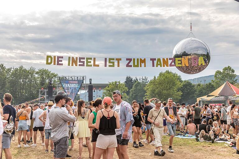 Mehrere Tausend Menschen besuchen jedes Jahr das Tanzinsel-Festival auf der Steinwiese in Gemünden.