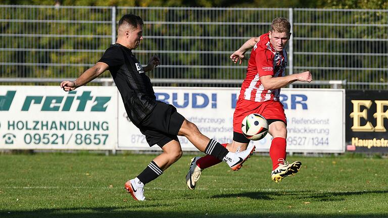 Danny Möhring (rechts, gegen den Knetzgauer Raphael Schenk) steht mit seinem FC Haßfurt nach dem 4:2-Auswärtssieg beim TSV an der Tabellenspitze der Kreisliga 2.