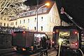 Brandstiftung im &bdquo;Intakt&ldquo; Gemünden?       -  (lies)   Möglicherweise ist Brandstiftung die Ursache für einen Brand Sonntagnacht im Sozialkaufhaus &bdquo;Intakt&ldquo; in der Gemündener Bahnhofstraße. Gegen 21.45 Uhr wollte Leiter Michael Porzelt noch einmal ins Büro, wobei er feststellte, dass die Stromversorgung ausgefallen war. Er alarmierte die Polizei. Die eintreffenden Beamten bemerkten das Feuer im zweiten Geschoss des Gebäudes über dem Café. Die Feuerwehren Gemünden, Langenprozelten, Adelsberg und Wernfeld bekämpften mit Atemschutzgeräteträgern und von der Drehleiter aus den Brand. Die Einsatzleitung hatte Kreisbrandrat Manfred Brust. Auch das Rote Kreuz war vor Ort. Menschen kamen nicht zu Schaden. Die Löscharbeiten gestalteten sich schwierig, da das Feuer auf das Dach und die Dämmung übergegriffen hatte. Zur Brandursache konnte die Kriminalpolizei Würzburg bis jetzt noch keine Angaben machen. Spekuliert wurde, dass es sich um einen Einbruch mit Brandstiftung handeln könnte. Die Schadenshöhe steht noch nicht fest &ndash; &bdquo;ich möchte gar nicht darüber nachdenken&ldquo;, sagte Michael Porzelt in der Nacht sichtlich erschüttert. Die B 26, die Ortsdurchfahrt, war während der Löscharbeiten bis nach 2 Uhr gesperrt. Weitere Fotos im Internet unter www.mainpost.de/gemuenden