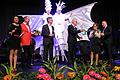 Weitergereicht: Gerade hat Bürgermeister Bruno Altrichter den symbolischen Schlüssel der neuen Stadthalle von Architekt Michael Bracke (Dritter von links) bekommen, reicht er ihn schon weiter an Stadthallen Petra Lettang und den Chef der Tourismus- und Stadtmarketing GmbH Michael Feiler (rechts), die für den Betreib der Stadthalle verantwortlich sind. Links die Moderatoren des Festabends: Verena Seufert und Fredi Breunig.