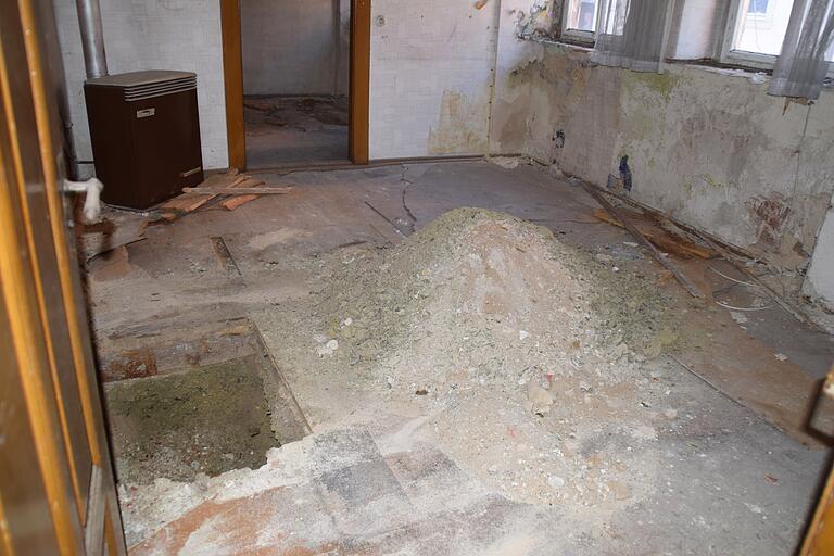Überall im Haus sind Spuren der bereits erfolgten Untersuchungen zu sehen. Überall im Haus sind Spuren der bereits erfolgten Untersuchungen zu sehen.