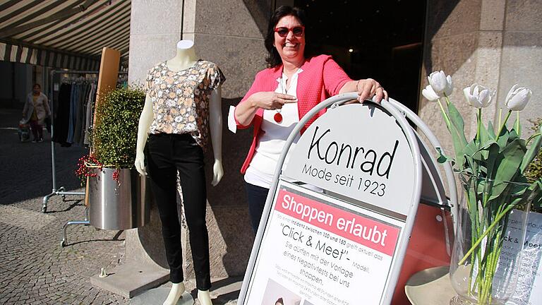 Trotz aller Sorgen: Lorette Konrad hat die Hoffnung auf eine bessere Zukunft für den Einzelhandel nicht aufgegeben. Ihre Schilder und Plakate muss sie immer wieder auf den neuesten politischen Stand bringen.
