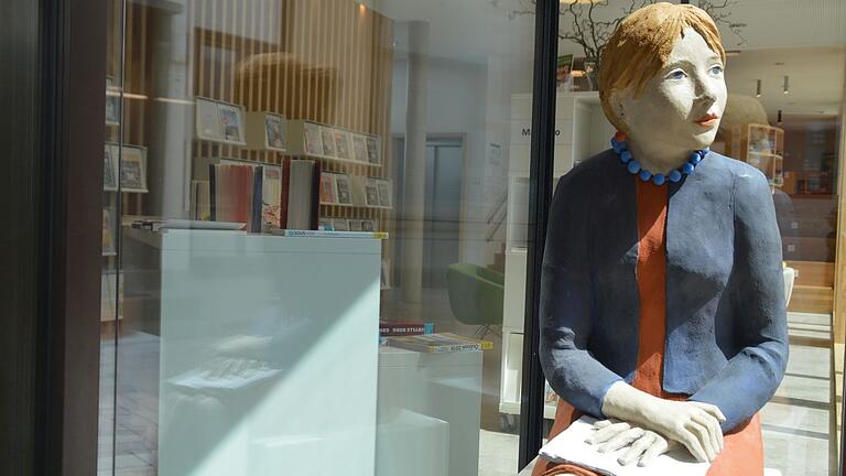 Die Stadtbibliothek Marktheidenfeld bietet ihren Kundinnen und Kunden aktuell wieder „Büchertaschen“ an, die kostenlos gepackt werden. Die Stadtbibliothek Marktheidenfeld bietet ihren Kundinnen und Kunden aktuell wieder „Büchertaschen“ an, die kostenlos gepackt werden.