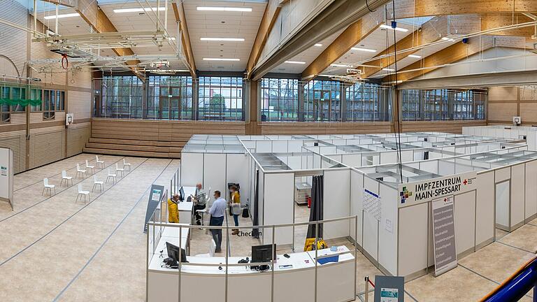 Das Impfzentrum des Landkreises Main-Spessart zieht wieder in die Lohrer Spessarttorhalle. Das Bild stammt vom ersten Aufbau im Januar 2021. Das Impfzentrum des Landkreises Main-Spessart zieht wieder in die Lohrer Spessarttorhalle. Das Bild stammt vom ersten Aufbau im Januar 2021.