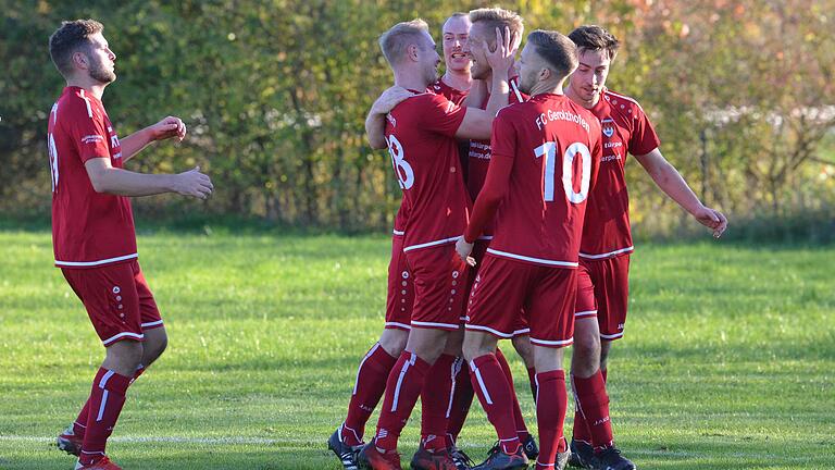 Torjubel beim Tabellenführer der Kreisliga Schweinfurt 1: Gerolzhofens Stefan Nöthling wird zu seinem Treffer zum zwischenzeitlichen 1:1 in Grettstadt beglückwünscht. Torjubel beim Tabellenführer der Kreisliga Schweinfurt 1: Gerolzhofens Stefan Nöthling wird zu seinem Treffer zum zwischenzeitlichen 1:1 in Grettstadt beglückwünscht.