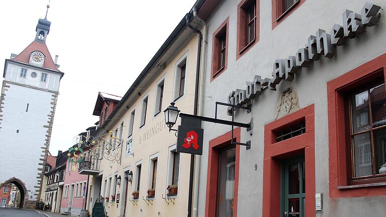 In der Luitpoldstraße, der Hauptstraße im Ortskern von Prichsenstadt, befindet sich die Stadtapotheke.