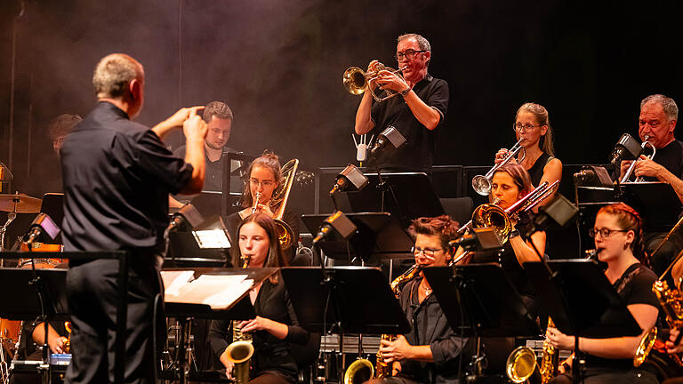 Mit einem Konzert im Evangelischen Gemeindehaus verabschiedete die Big Band der Musikschule ihren langjährigen 'Leader' Klaus Hammer in den Ruhestand.