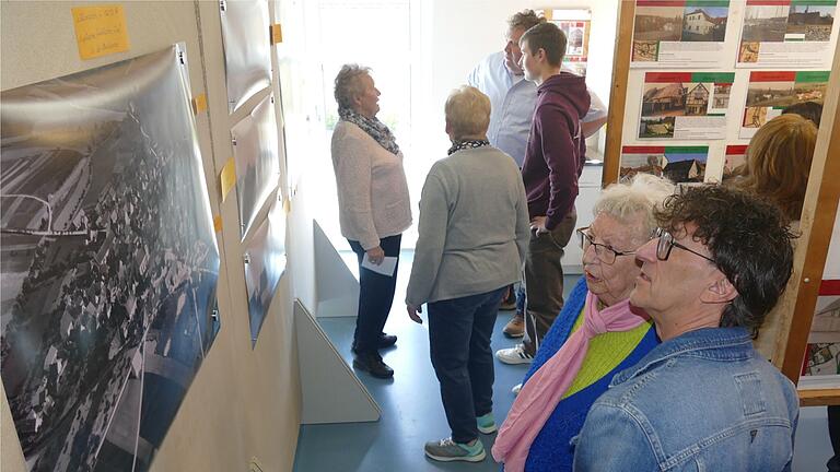 Die Ausstellung von Bildern mit Vergleichen von gestern und heute fand bei den Besucherinnen und Besuchern großes Interesse.