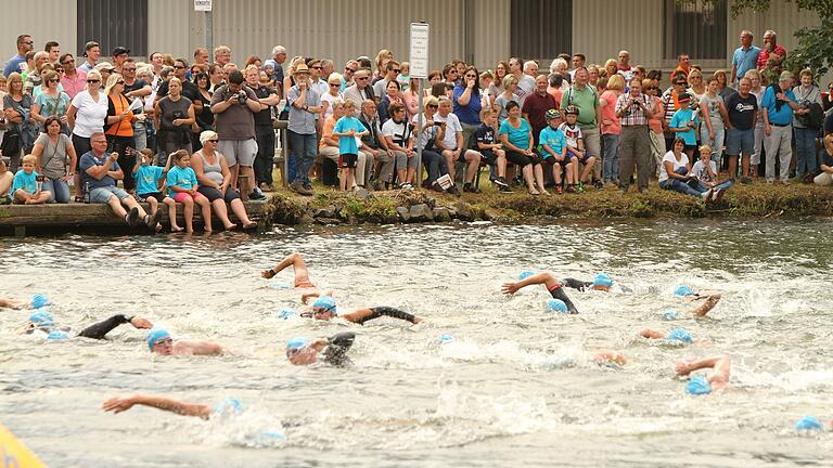 Mit der Schwimmstrecke im Altmain erfolgt der Auftakt des Triathlons.