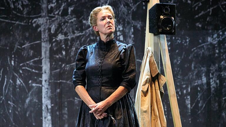 Die Schauspielerin Hannelore Bähr in der Rolle von Hilde Bürckel während einer Probe für das Stück 'Bürckel! – Frau Gauleiter steht ihren Mann', von Peter Roos. Die Schauspielerin Hannelore Bähr in der Rolle von Hilde Bürckel während einer Probe für das Stück 'Bürckel! – Frau Gauleiter steht ihren Mann', von Peter Roos. 
