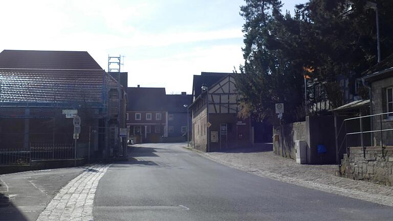 Wo heute noch das Baugerüst steht, soll die Geschwindigkeit durch eine Straßenverengung eingeschränkt werden.