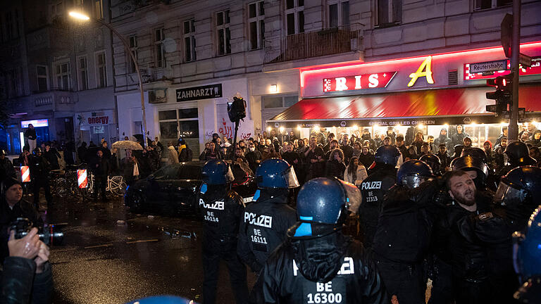 Hamas-Großangriff auf Israel - Berlin.jpeg       -  Anti-israelische Demonstranten stehen Polizisten in Berlin-Neukölln gegenüber. Die meist Jugendlichen skandierten israelfeindliche Parolen und feierten den Angriff der Hamas auf israelische Zivilisten.