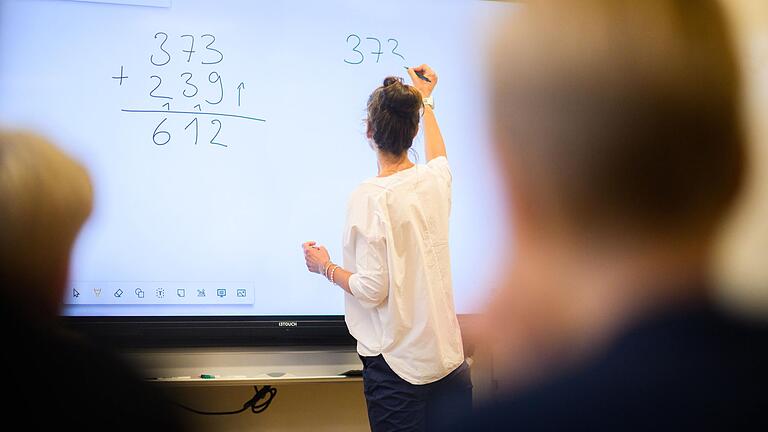 Rund 17.418 Euro kosten die drei neuen digitalen Tafeln, von denen zwei in der Grundschule in Wülfershausen und eine im neuen Werkraum der Schule in Saal zum Einsatz kommen sollen. Rund 17.418 Euro kosten die drei neuen digitalen Tafeln, von denen zwei in der Grundschule in Wülfershausen und eine im neuen Werkraum der Schule in Saal zum Einsatz kommen sollen.