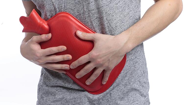 Die chronisch-entzündliche Darmerkrankung Morbus Crohn verläuft oft in Schüben. Bauchschmerzen sind häufige Symptome.