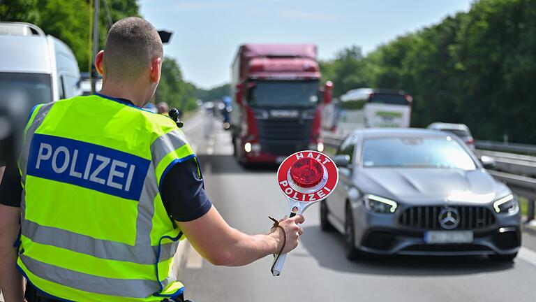 Symbolbild - Grenzkontrolle auf der A12       -  Die Bundesregierung prüft Zurückweisungen von Asylbewerbern an den Grenzen (Symbolbild)