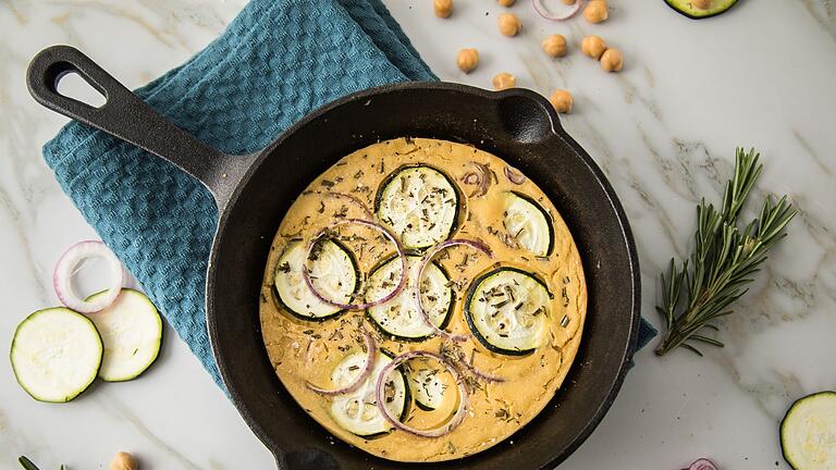 Socca-Pizza - Socca ist eine südfranzösische Fladenbrot-Spezialität. Hier ist die Socca-Pizza aus Kichererbsenmehl mit Zucchini, Rosmarin und roten Zwiebeln belegt. Socca-Pizza - Socca ist eine südfranzösische Fladenbrot-Spezialität. Hier ist die Socca-Pizza aus Kichererbsenmehl mit Zucchini, Rosmarin und roten Zwiebeln belegt.