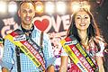 Monika Betz aus dem Gräfendorfer Ortsteil Wolfsmünster wird zur &bdquo;Miss Spessart 2013&ldquo; gewählt. Bei der Wahl im voll besetzten Bierzelt der Lohrer Spessartfestwoche lässt die 16-jährige Gymnasiastin zwölf Mitbewerberinnen hinter sich. &bdquo;Mister Spessart&ldquo; wird Andres Mathot (36) aus Waldaschaff. Bei der männlichen Konkurrenz gibt es lediglich vier Kandidaten, weshalb die Wahl um ein Haar abgesagt worden wäre.
