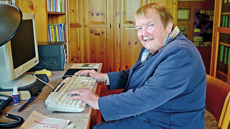 Gudrun Pausewang: An diesem Schreibtisch entstehen seit vielen Jahrzehnten die Bücher der erfolgreichen, heute 87-jährigen Schriftstellerin.