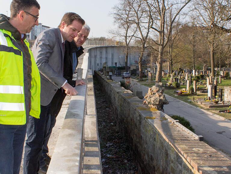 Ein letzter Blick von der Rampe Johann-Sperl-Straße auf die Friedhofsmauer: (von links) Josef Schwab (FA Tiefbau, Brücken- und Ingenieurbau), Baureferent Benjamin Schneider und Tiefbau-Chef Jörg Roth. Ein letzter Blick von der Rampe Johann-Sperl-Straße auf die Friedhofsmauer: (von links) Josef Schwab (FA Tiefbau, Brücken- und Ingenieurbau), Baureferent Benjamin Schneider und Tiefbau-Chef Jörg Roth.