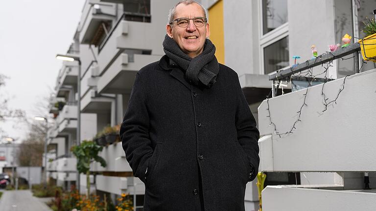 Das Archivbild zeigt Stadtbau-Geschäftsführer Hans Sartoris vor einem Wohnblock seiner Gesellschaft in der Zellerau in Würzburg.