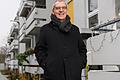 Das Archivbild zeigt Stadtbau-Geschäftsführer Hans Sartoris vor einem Wohnblock seiner Gesellschaft in der Zellerau in Würzburg.