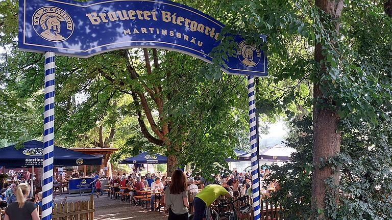 Der Marktheidenfelder Biergarten am Main der Martinsbräu ist laut dem Kulinarik-Magazin Falstaff einer der drei schönsten Biergärten in Bayern. Der Marktheidenfelder Biergarten am Main der Martinsbräu ist laut dem Kulinarik-Magazin Falstaff einer der drei schönsten Biergärten in Bayern.