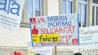 Der Kampf hat sich gelohnt: Etwa 500 Menschen demonstrierten im Sommer 2013 in Kitzingen gegen den Abbau von Arbeitsplätzen beim Automobilzulieferer Fehrer. Jetzt soll in den Standort investiert werden. Von fünf Millionen Euro ist die Redel. Archivfoto: Weiskopf Der Kampf hat sich gelohnt: Etwa 500 Menschen demonstrierten im Sommer 2013 in Kitzingen gegen den Abbau von Arbeitsplätzen beim Automobilzulieferer Fehrer. Jetzt soll in den Standort investiert werden. Von fünf Millionen Euro ist die Redel. Archivfoto: Weiskopf