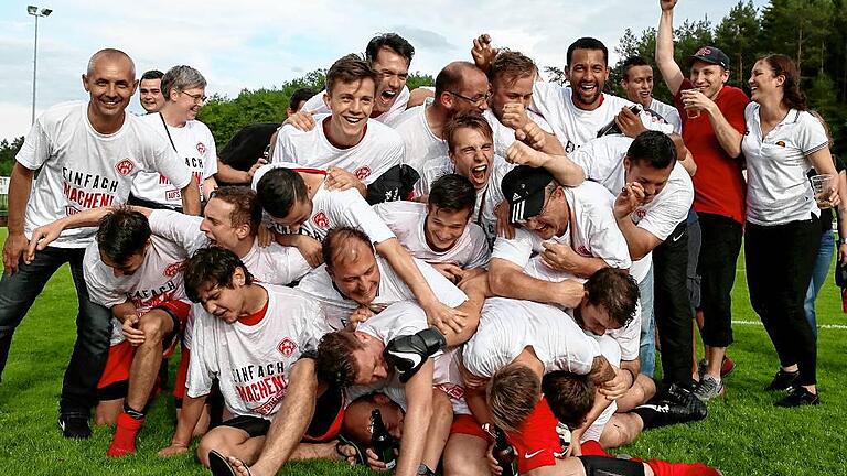 Rel LL-BYL Nord 2.Runde, VfL Frohnlach - FC Würzburger Kickers II - Jubel, Trubel, Heiterkeit: Kickers-Spieler, -Betreuer und Trainerstab freuen sich ausgelassen über den Bayernligaaufstieg. Rel LL-BYL Nord 2.Runde, VfL Frohnlach - FC Würzburger Kickers II - Jubel, Trubel, Heiterkeit: Kickers-Spieler, -Betreuer und Trainerstab freuen sich ausgelassen über den Bayernligaaufstieg.