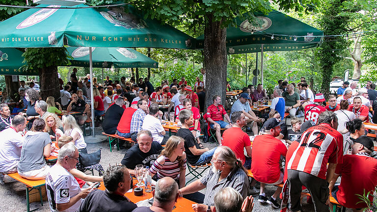 Zahlreiche Fans beim emotionsgeladenen Public Viewing Spiel der Würzburger Kickers gegen Viktoria Köln am Mittwoch 01.07.20 im Postkutscherl in Würzburg.