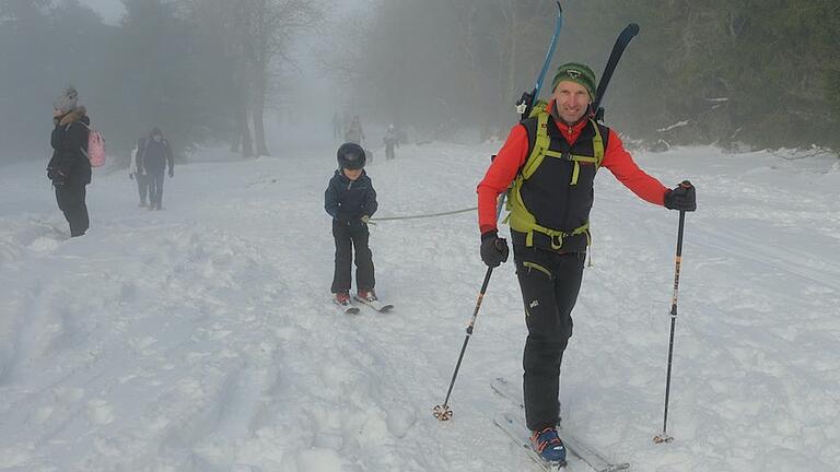 Papa ist mein Skilift: Holger Gegner aus Gerolzhofen war am Samstag mit der Familie auf dem Kreuzberg und genoss trotz Nebel einen gelungenen Wintersport-Tag.