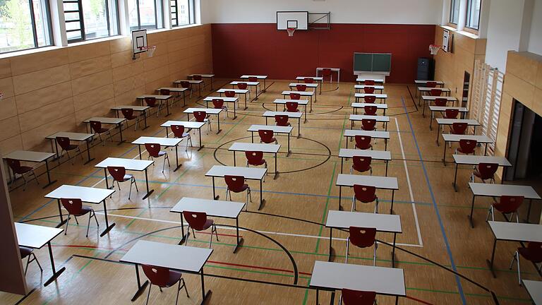 Am Mittwoch, 27. April, startet in Bayern das Abitur. Im Rhön-Gymnasium in Bad Neustadt laufen die Vorbereitungen auf Hochtouren. Stühle und Tische für die Prüfungstage sind in den beiden Sporthallen bereits aufgebaut. Am Mittwoch, 27. April, startet in Bayern das Abitur. Im Rhön-Gymnasium in Bad Neustadt laufen die Vorbereitungen auf Hochtouren. Stühle und Tische für die Prüfungstage sind in den beiden Sporthallen bereits aufgebaut.