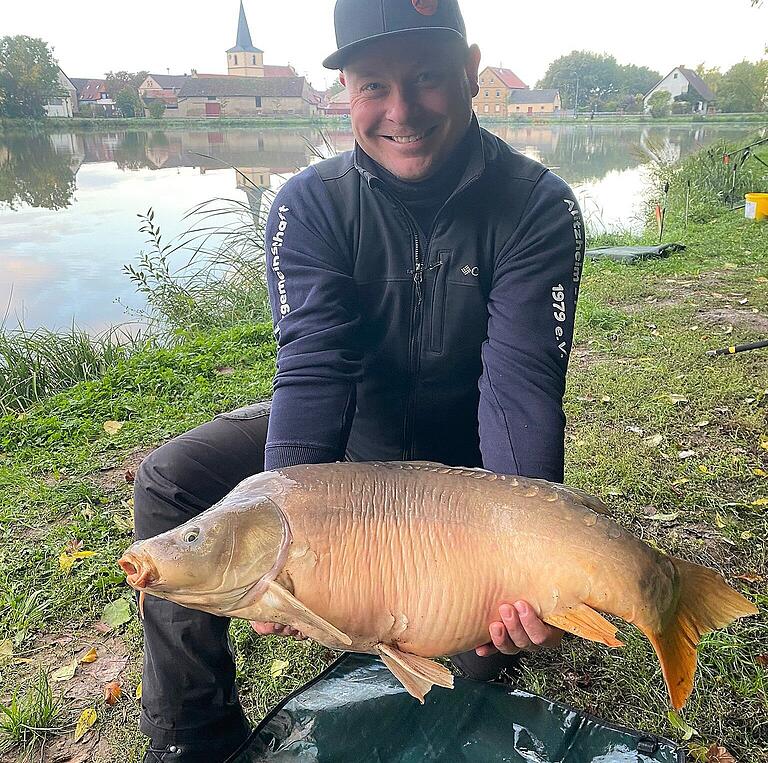 14,2 Kilogramm wog der Spiegelkarpfen, den Anglerkönig Daniel Stark aus dem Mönchstockheimer Dorfsee angelte.