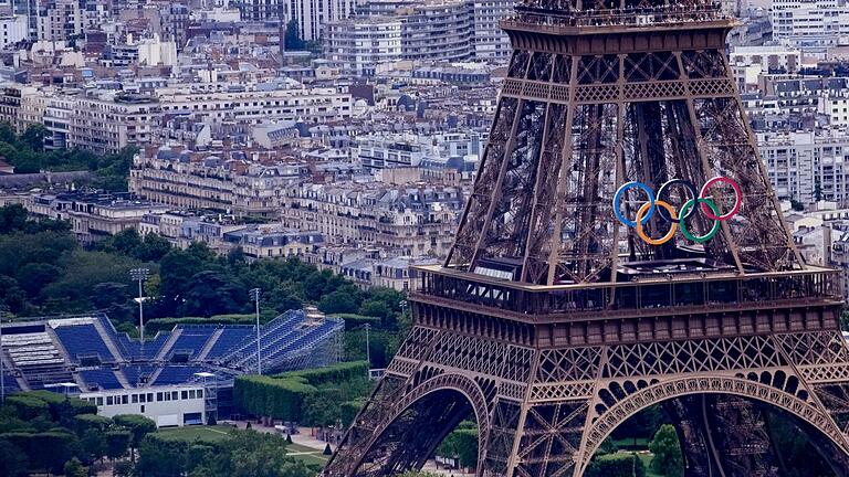 Vor den Olympischen- und Paralympischen Spielen 2024 - Am Eiffelturm wird bei Olympia Beach-Volleyball gespielt Vor den Olympischen- und Paralympischen Spielen 2024 - Am Eiffelturm wird bei Olympia Beach-Volleyball gespielt