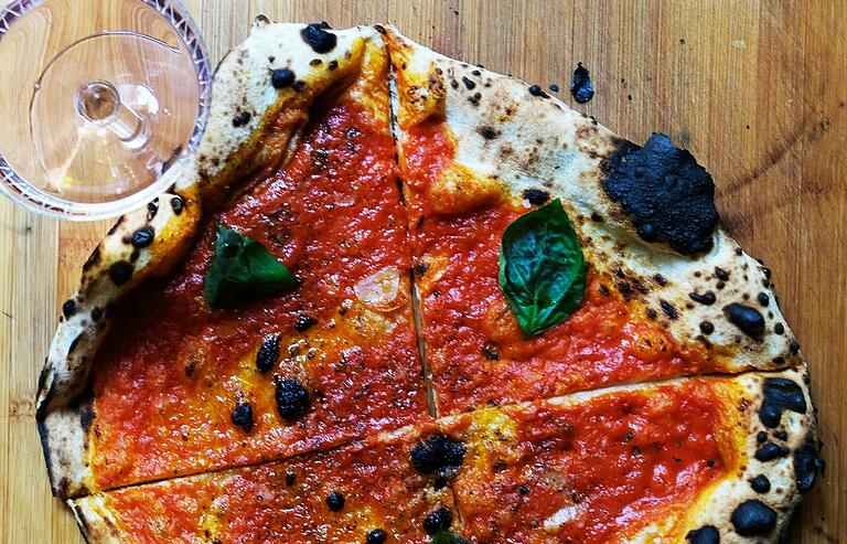 Auch eine Pizza lässt sich gut aus Sauerteig herstellen. Sie schmeckt aromatischer als ihr Pendant aus Hefeteig. Auch eine Pizza lässt sich gut aus Sauerteig herstellen. Sie schmeckt aromatischer als ihr Pendant aus Hefeteig.